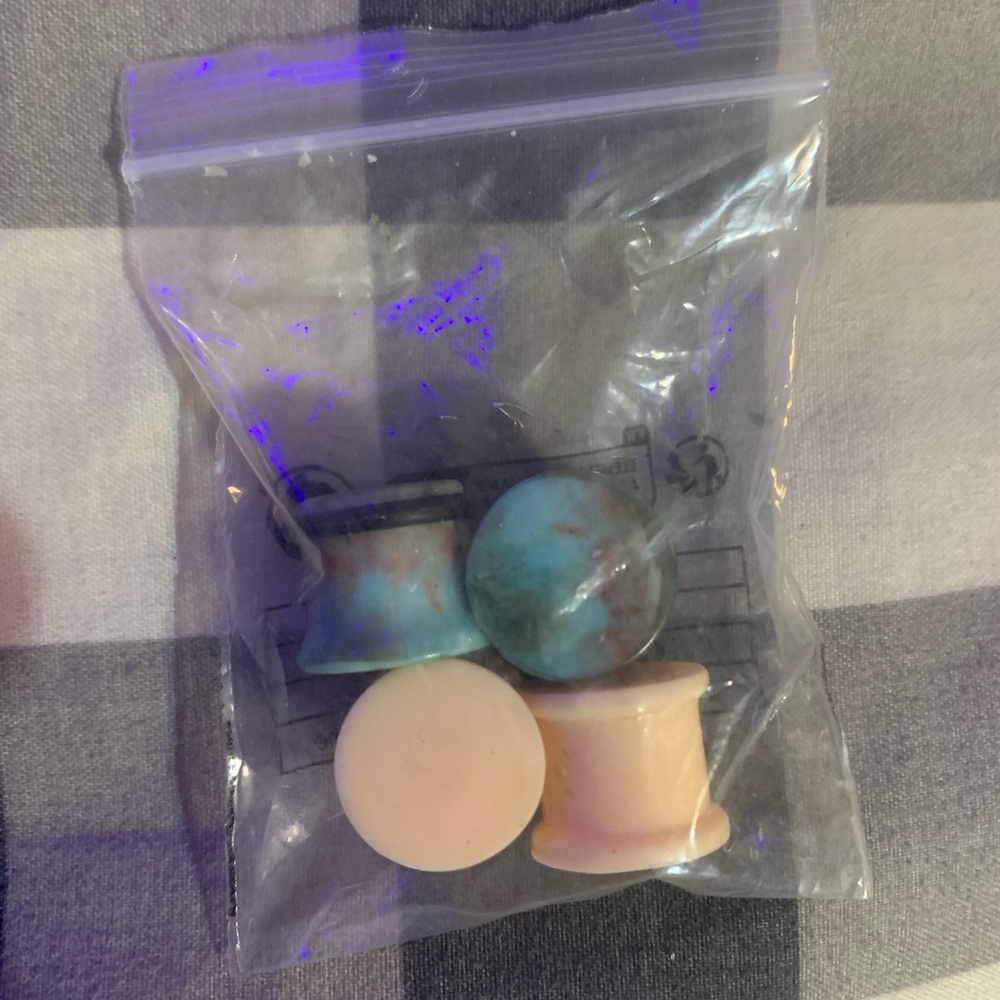 Plastic// Flesh colored Silicon Plugs (size 0)
